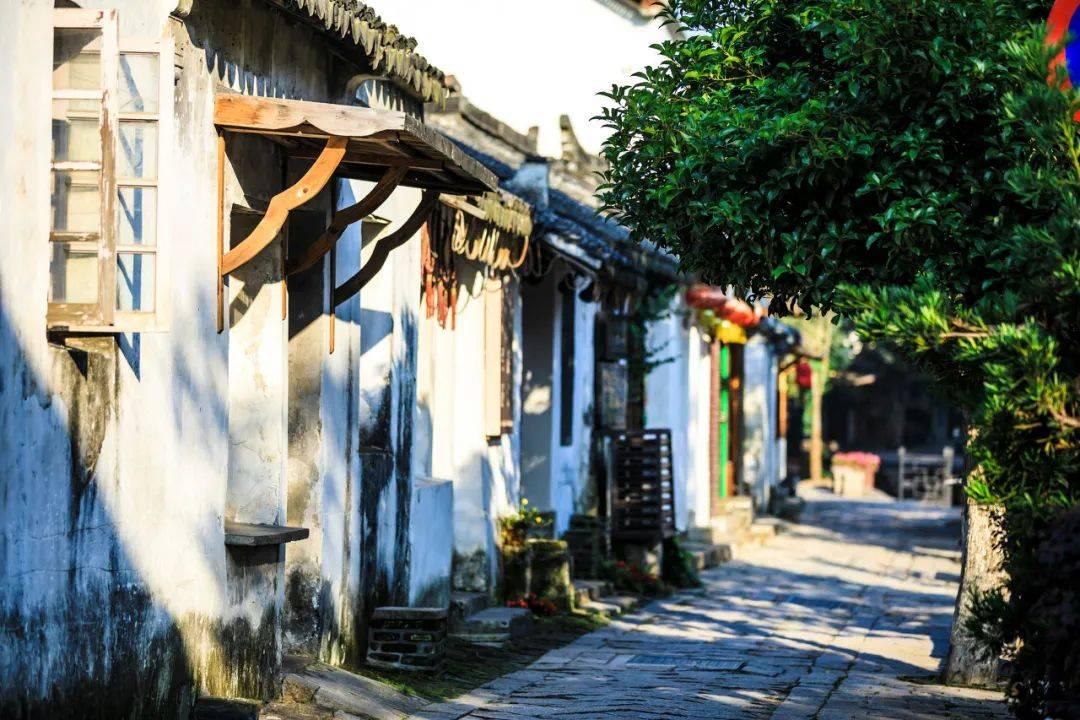 华硕笔记本看电视卡住了然后自己重启，请问什么原因？